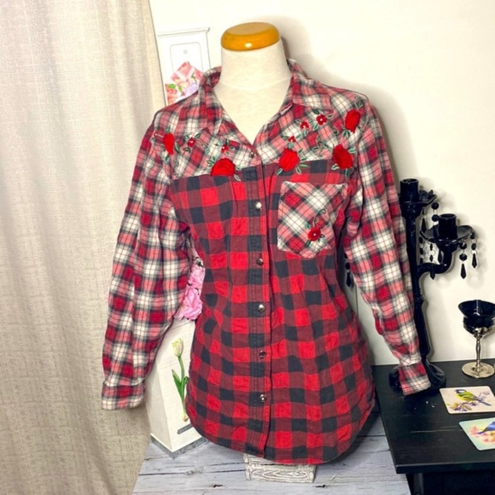 🌷Newport News Styleworks🌷 Red Rose Embroidered Flannel Button Up Shirt Plus